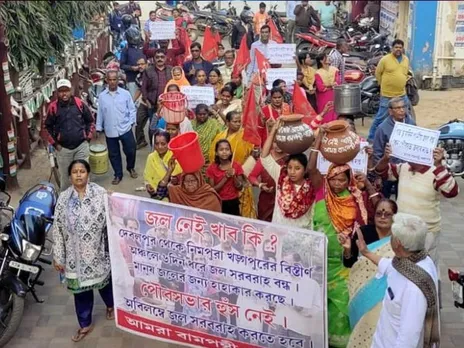 টানা ৬ দিন জল-সঙ্কটে 'রেল শহর'! মাথায় হাঁড়ি-কলসি নিয়ে পৌরসভার সামনে মহিলারা