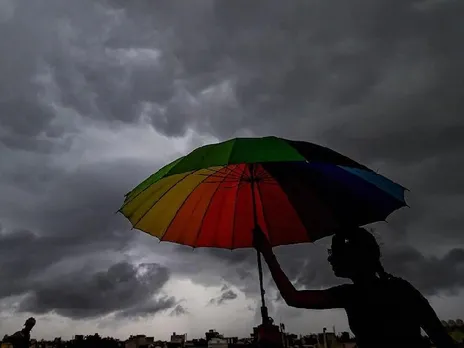 আজ ১১ জেলায় বৃষ্টি! বাড়ি থেকে বেরোনোর আগেই ক্লিক করুন