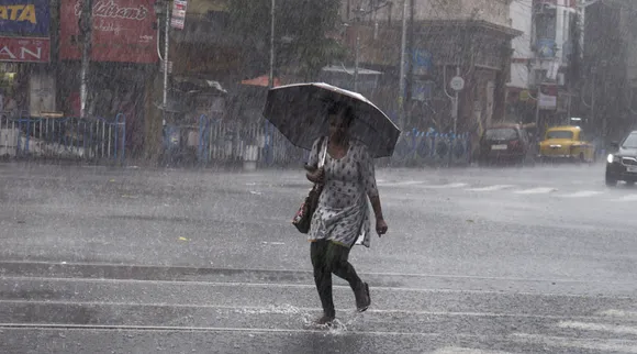 ঝেঁপে আসছে বৃষ্টি! ঘরে ঢুকে পড়ুন