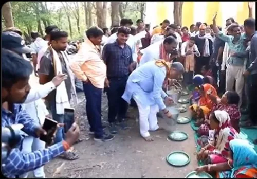 ভোট, নিজের হাতে খাবার পরিবেশন করলেন কেন্দ্রীয় মন্ত্রী! ভাইরাল ভিডিও