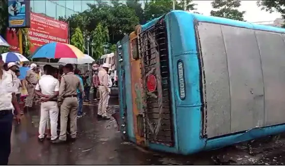 ভয়াবহ সেক্টর ফাইভ! উলটে গেল যাত্রীবাহী বাস