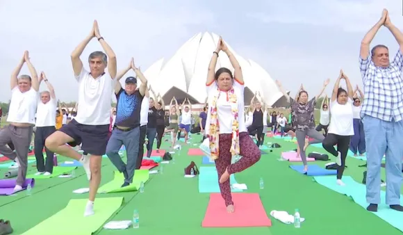 International Yoga Day: যোগাতে মনোনিবেশ কেন্দ্রীয় মন্ত্রীর