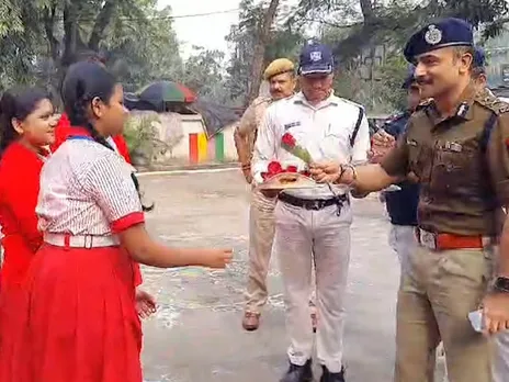 গোলাপ ফুল দিয়ে মাধ্যমিক পরীক্ষার্থীদের অভিবাদন জানালেন পুলিশ কর্মীরা