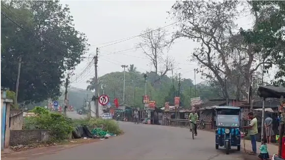 সকাল থেকে মেঘলা আকাশ, ডেবরা