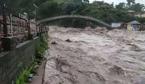 ভেসে গেল বাড়ি, বন্ধ হল জাতীয় সড়ক…!