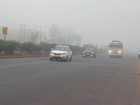 তাপমাত্রা বাড়ল ২১ ডিগ্রিতে, কুয়াশায় ঢাকল জাতীয় সড়ক