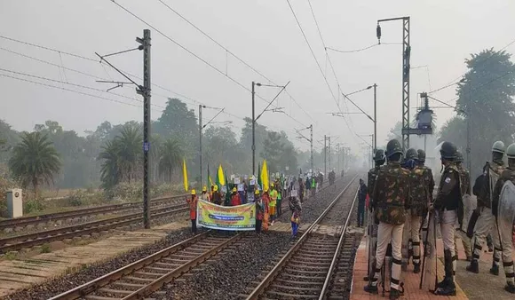 আদিবাসীদের অভিযান, ফের স্তব্ধ রেলের চাকা