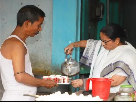 চা বানিয়ে সবাইকে পরিবেশন করে জনসংযোগ মুখ্যমন্ত্রী মমতার!