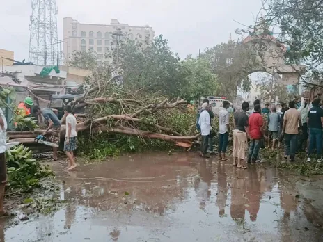 Cyclone Biparjoy: দুর্বল বিপর্যয়, ভারী বৃষ্টি থেকে এখনই নিস্তার নেই গুজরাটের