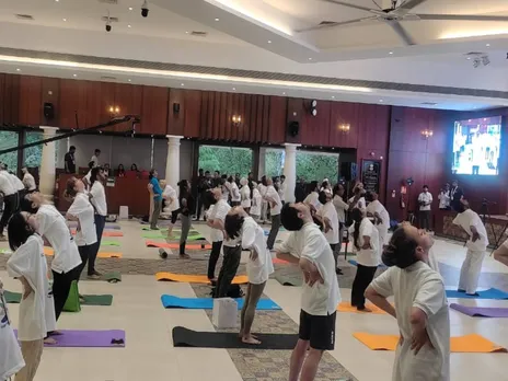 International Yoga Day: রাজভবনে যোগাভ্যাস করলেন জি২০ সামিটের প্রতিনিধিরা