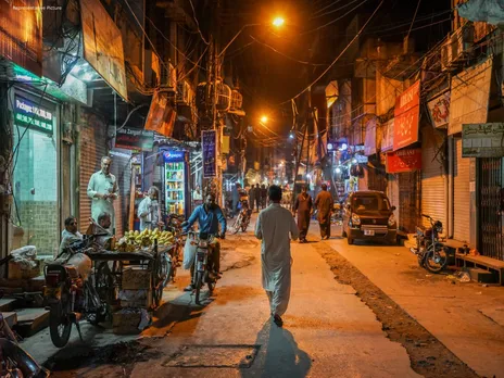 পাকিস্তান: রাতের অন্ধকারে দাউদাউ করে জ্বলছে আগুন, অনবরত চলছে গুলি- দেখুন ভিডিও
