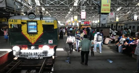 বুধবার থেকে হাওড়া ও শিয়ালদহ সেকশনে কতগুলি করে লোকাল ট্রেন, সংখ্যা প্রকাশ  করে দিল রেল | Take a glance on the new time-table of local trains will run  from Howrah and Sealdah after lockdown