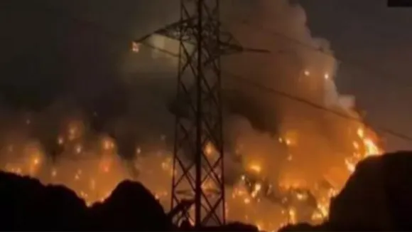 Massive fire breaks out at Ghazipur landfill site in Delhi | India News -  Times of India