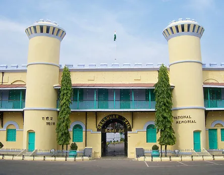 সাগরের জল কালো হোক না হোক, নৃশংস অত্যাচারের ক্ষত কালোর থেকেও গভীর। স্বাধীনতা যুদ্ধের বহু আগে থেকেই আন্দামান ছিল ব্রিটিশদের তৈরি ‘কালাপানি’। সিপাহি বিদ্রোহের সময় থেকেই এখানে দ্বীপান্তরে পাঠানো হত বন্দিদের। অত্যাচারী ব্রিচিশ শাসক সেই ধারা পূর্ণমাত্রায় বজায় রেখেছিল স্বাধীনতা সংগ্রামীদের ক্ষেত্রেও।