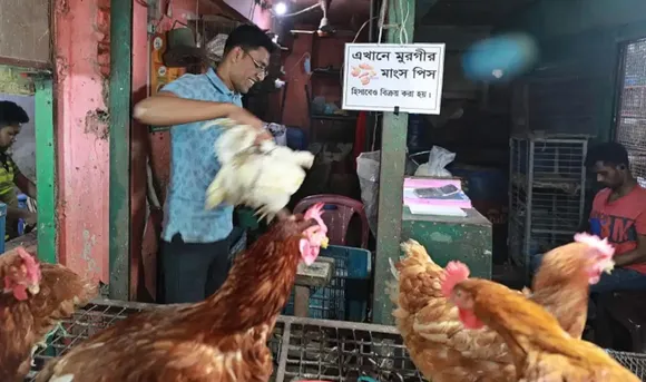 মুরগি বিক্রি হচ্ছে টুকরায়, যা বললেন দোকানি