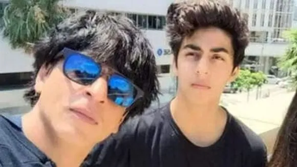 বাবা শাহরুখের হাত ধরেই এন্ট্রি নেবেন বলিউডে, মঙ্গলবার ইনস্টায় জানালেন  আরিয়ান - Aryan Khan confirms his Bollywood debut with dad Shah Rukh Khan's  production as a writer ...