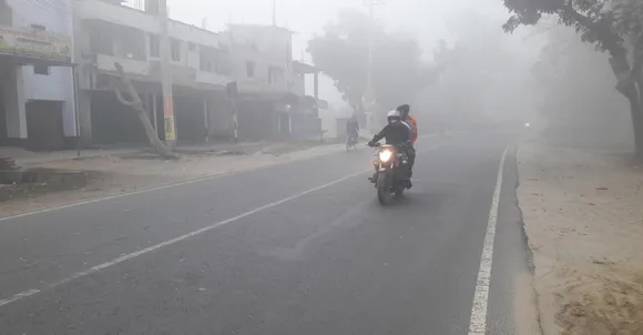 ঘন কুয়াশায় ঢাকা পড়েছে দিনাজপুর