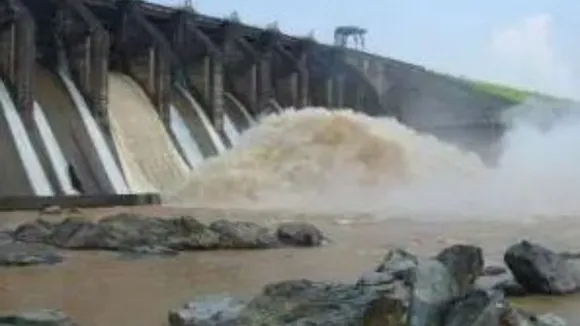 Bengal Flood: এক ধাক্কায় অর্ধেক! দিনে প্রায় ৩৩ হাজার কিউসেক জল ছাড়ছে  দুর্গাপুর ব্যারেজ - Bengali News | Durgapur Barrage is releasing 33  thousand Kusek water from Saturday | TV9 Bangla News
