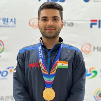 Shooting World Cup: শুটিং বিশ্বকাপে ভারতকে সোনা এনে দিলেন অর্জুন বাবুতা -  Bengali News | Arjun Babuta strikes gold in 10m Air Rifle final in Shooting  World Cup 2022 | TV9 Bangla News