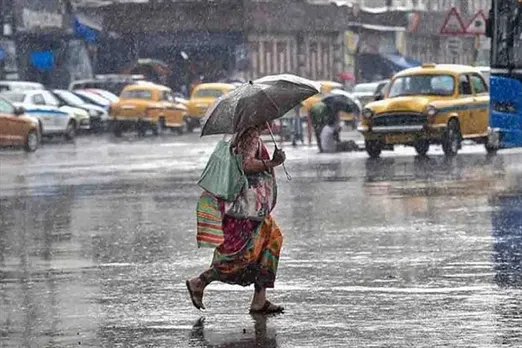 দফায় দফায় বৃষ্টিতে ভিজল কলকাতা