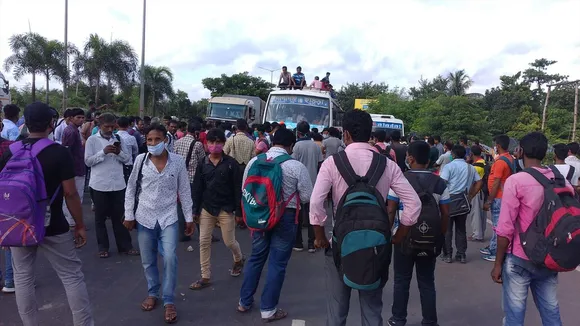 অতিরিক্ত বাসের ভাড়া নেওয়ার অভিযোগে পথ অবরোধ