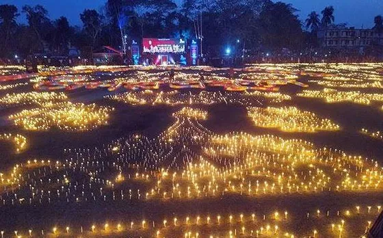 লাখো মোমবাতি জ্বালিয়ে বাংলাদেশ ভাষা শহীদদের স্মরণ করলো