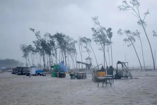 অশনির জেরে একাধিক ট্রেন-বিমান বাতিল