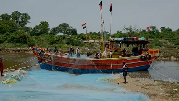 মহামারী-দুর্যোগ ও জ্বালানির কোপে ট্রলার মালিকরা, কাজ হারানোর আশঙ্কায় মৎস্যজীবীরা