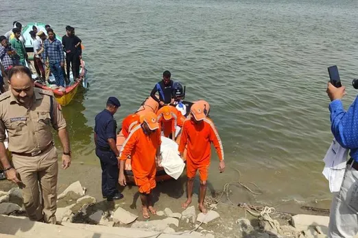 বারাণসী ঘাটের কাছে নৌকাডুবি, উদ্ধার করা হল তীর্থযাত্রীদের