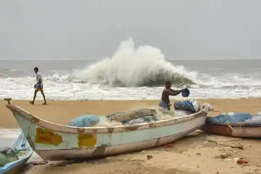 শক্তি বাড়িয়ে ক্রমশ বিশাখাপত্তনমের দিকে এগোচ্ছে 'অশনি'