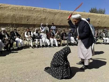 আফগানিস্তানে ফুটবল স্টেডিয়ামে নারীসহ ১২ জনকে প্রকাশ্যে বেত্রাঘাত