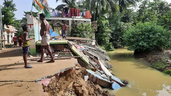 এবার জলের তোড়ে ভাঙল তৃণমূলের কার্যালয়