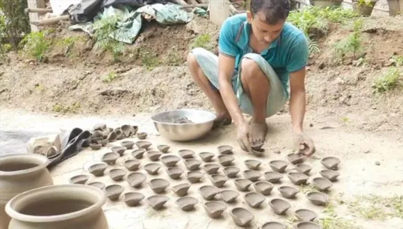 করোনা কাল কাটিয়ে বাজারের মুখ দেখতে চলেছে মাটির প্রদীপ