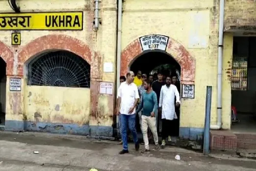 সিউড়ি-শিয়ালদহ ট্রেনের স্টপেজের দাবিতে স্মারকলিপি