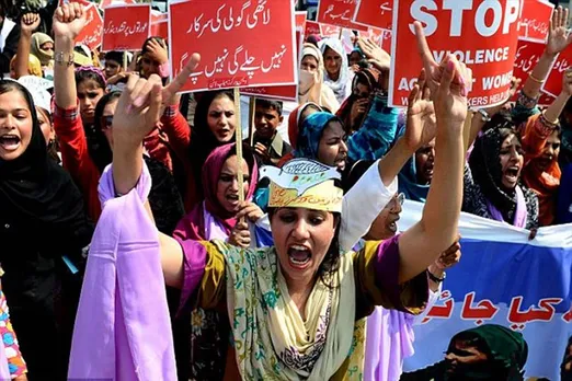 পাকিস্তানি নারীদের অবস্থার  অবনতি হচ্ছে,বলছে রিপোর্ট