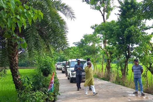 জল-কাদা বেরিয়ে দুর্গত মানুষের পাশে মানস ভুঁইয়া