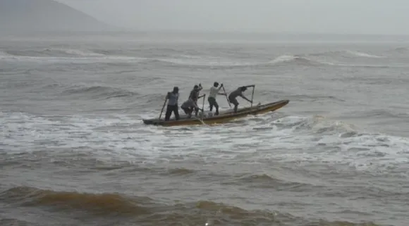 বঙ্গোপসাগরে ট্রলার ডুবি, নিখোঁজ ১৮ মৎস্যজীবী