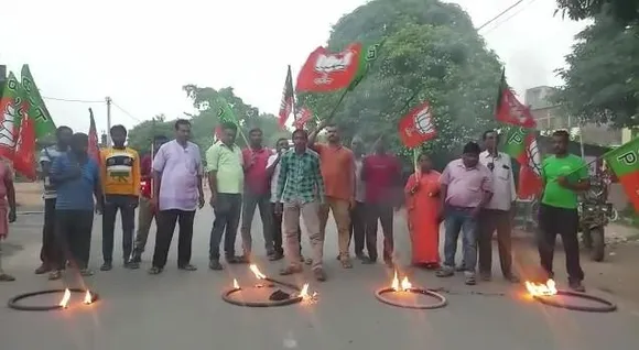 TET Protest: ঝাড়গ্রামে টায়ার জ্বালিয়ে রাজ্য সড়ক অবরোধ বিজেপির