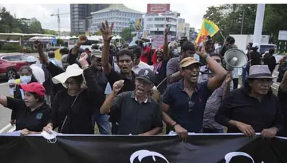 শ্রীলঙ্কা সংকট: রাষ্ট্রপতির পদত্যাগের দাবিতে সচিবালয় অবরোধ করায় গ্রেপ্তার ২১ জন