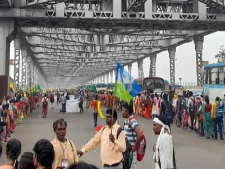 Adivasi rally causes huge traffic jam in Kolkata city