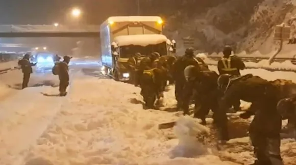 Heavy snowfall, 800 Vehicles Trapped!