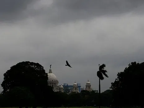 Black clouds in the sky, Will it rain today in Kolkata?