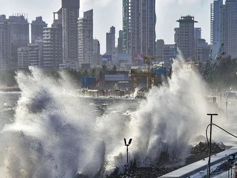 Cyclone Biparjoy: Huge wave, panic growing