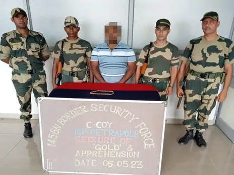 BSF APPREHENDS A PASSENGER RED HANDED WHILE SMUGGLING GOLD AT ICP PETRAPOLE