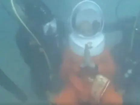 Narendra Modi went deep into the sea for prayer