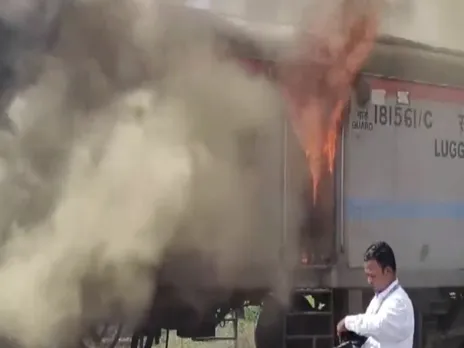 Massive fire broke out in the Humsafar Express