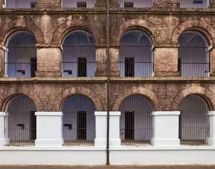 মূলত ব্রিটিশ রাজকর্মচারী চার্লস জেমস ল্যাল এবং চিকিৎসক এ এস লেথব্রিজের মস্তিষ্কপ্রসূত ছিল সেলুলার জেল। ১৮৯৬ সালে শুরু কারাগার নির্মাণের কাজ। শেষ হয় ১৯০৬ সালে। তৎকালীন বর্মা থেকে ঘন লাল রঙের ইট এনে প্রথমে তৈরি হয়েছিল কারাগার।