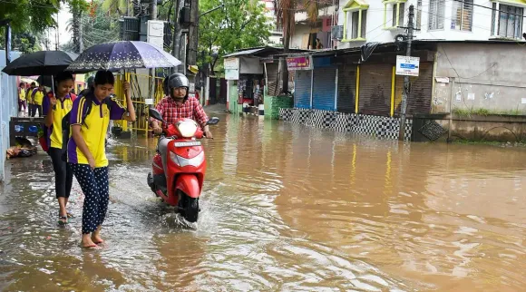 Incessant rain creates flooding in several parts of Assam; nearly 33,500  people hit | North East India News - The Indian Express