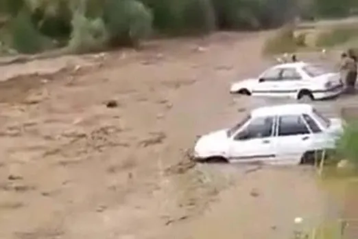 Heavy floods in Iran, big cars are being swept away by flood currents - watch video