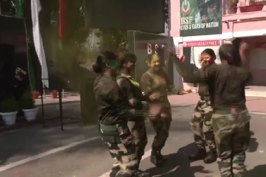 Border Security Force personnel participated in the festival of colors- Watch video